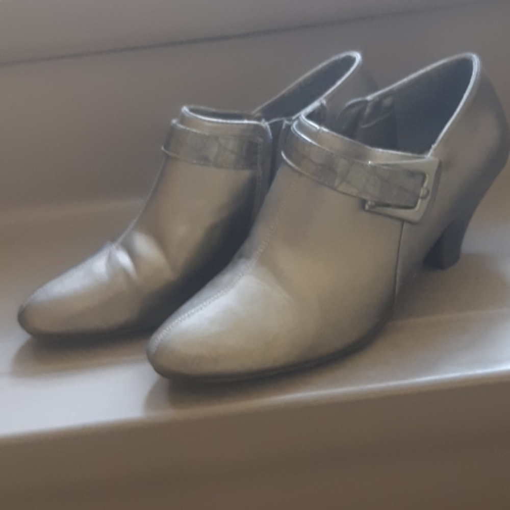 Casey Street Womens Leather Silver Pumps Size 9